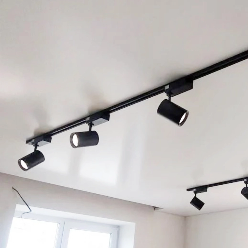 Чёрный накладной трековый шинопровод