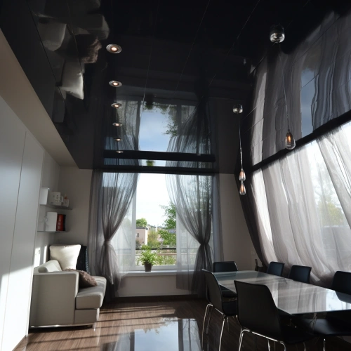 Черный глянцевый потолок