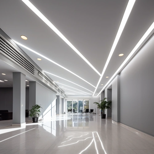 Белый потолок со световыми линиями