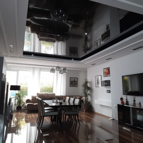 Черно-белый глянцевый потолок